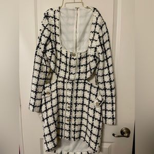 Pattern gold and black dress, Open from the back and sides. Size M